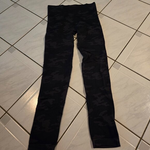 Spanx Look at Me Now Camouflage Seamless Leggings Black Gray M - Picture 1 of 4